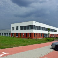 Inkubator Przedsiębiorczości w Nowym Kisielinie – część biurowa frontalna, zaplecze hala przemysłowa z dodatkowymi pomieszczeniami inkubatora Inkubator Przedsiębiorczości w Nowym Kisielinie – część biurowa frontalna, zaplecze hala przemysłowa z dodatkowymi pomieszczeniami inkubatora