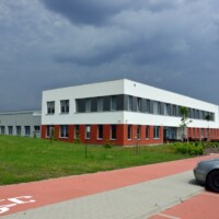 Inkubator Przedsiębiorczości w Nowym Kisielinie – część biurowa frontalna, zaplecze hala przemysłowa z dodatkowymi pomieszczeniami inkubatora Inkubator Przedsiębiorczości w Nowym Kisielinie – część biurowa frontalna, zaplecze hala przemysłowa z dodatkowymi pomieszczeniami inkubatora